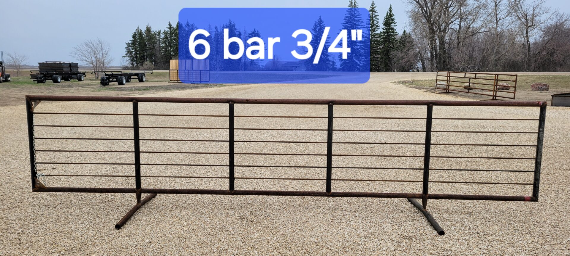 A fence with six bars on each side of it.