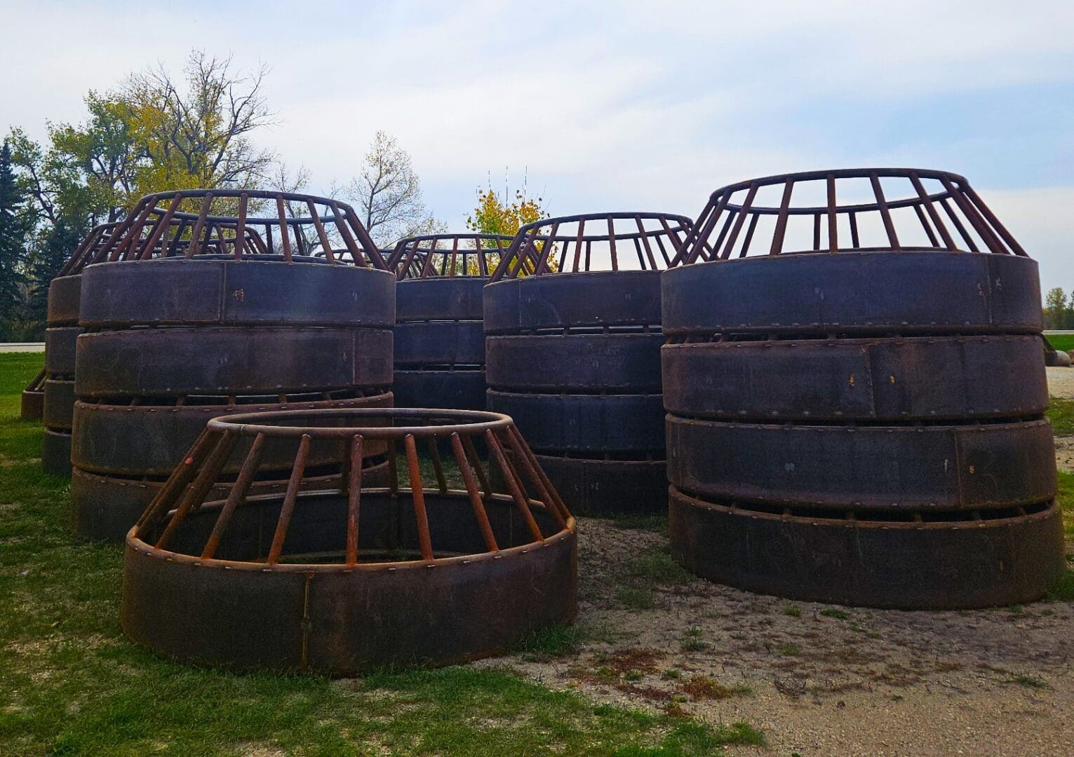 Heavy duty round bale feeder for livestock